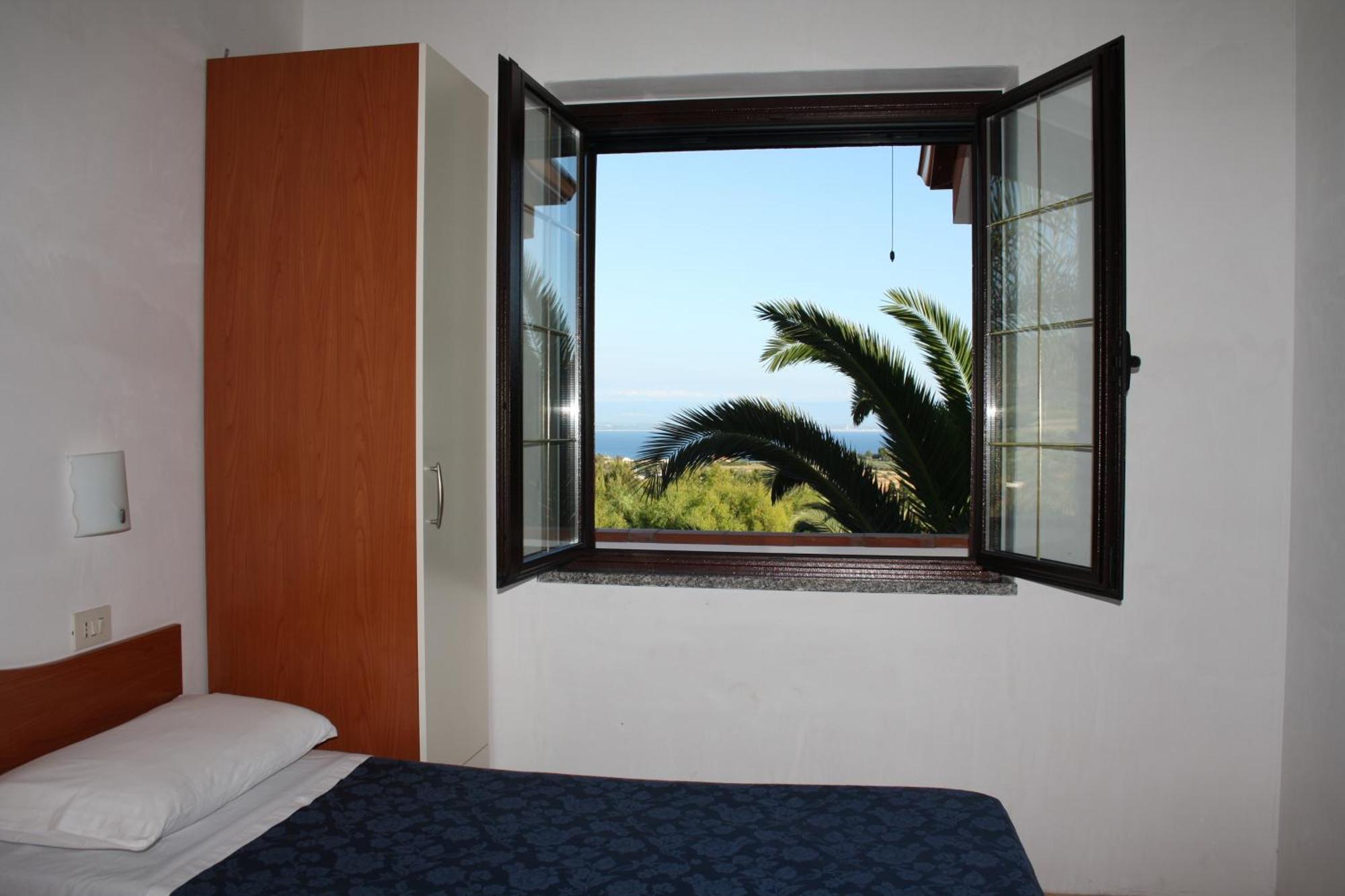 Residence Hotel La Taverna Capo Vaticano Habitación foto